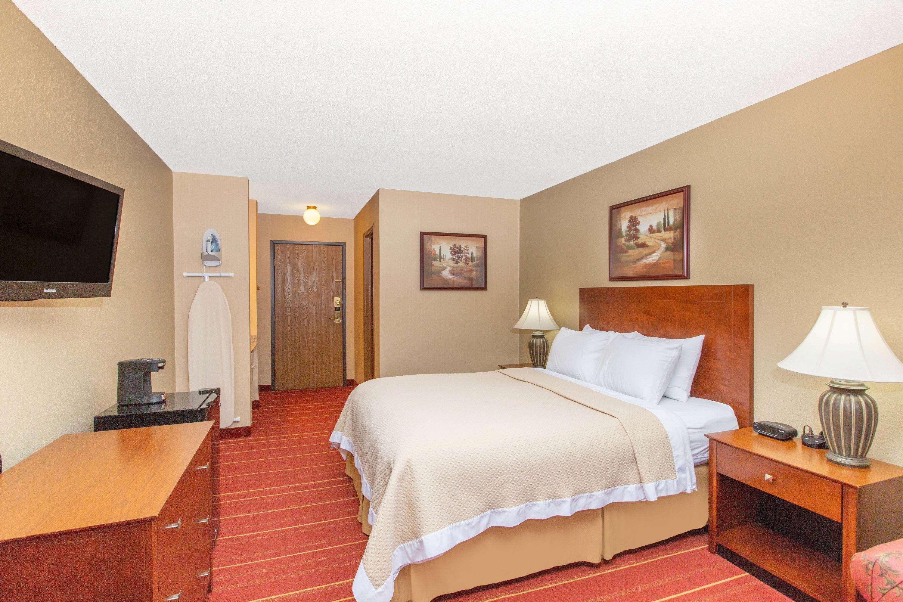 Days Inn By Wyndham Salina I-70 Εξωτερικό φωτογραφία