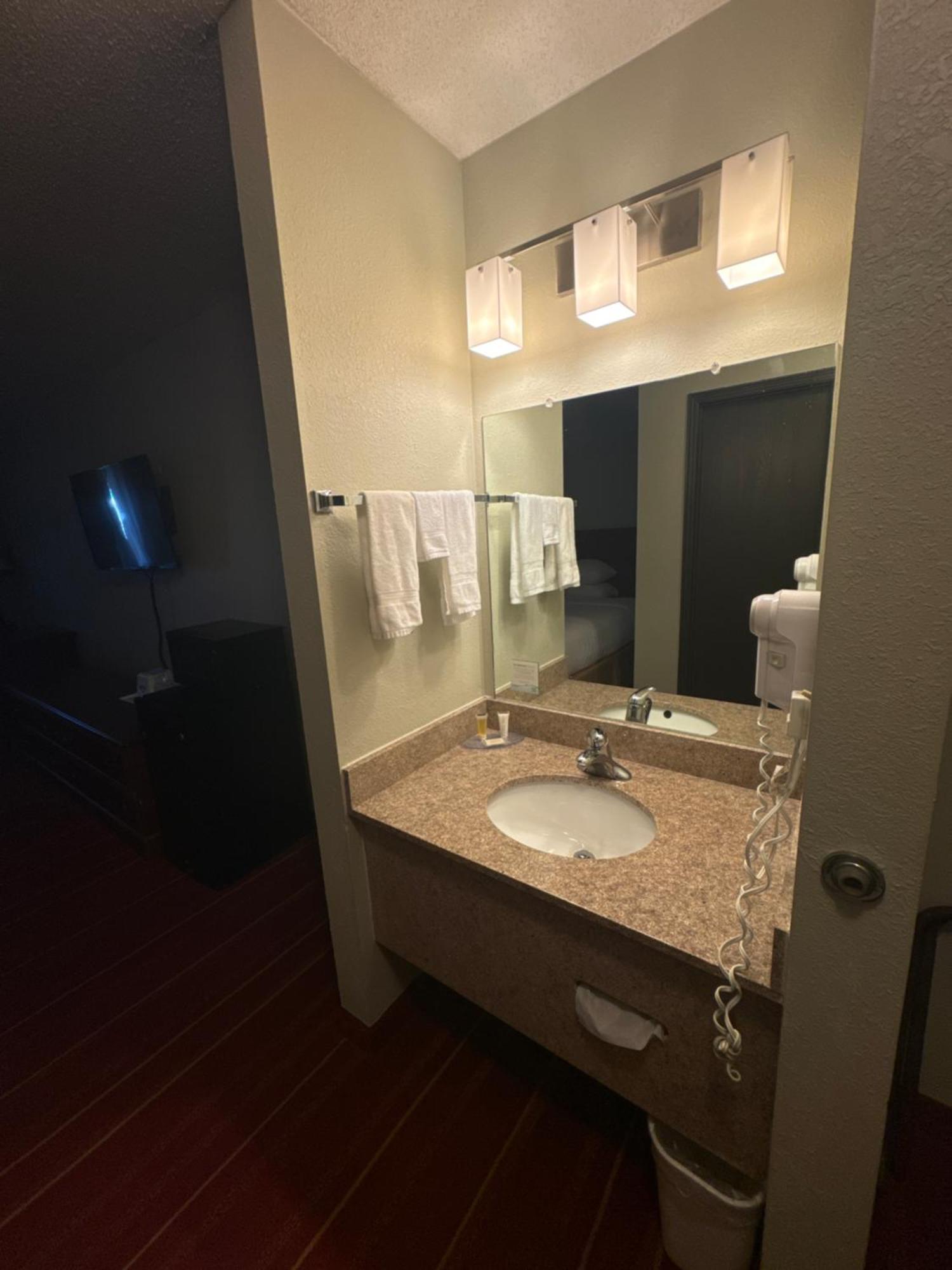 Days Inn By Wyndham Salina I-70 Εξωτερικό φωτογραφία