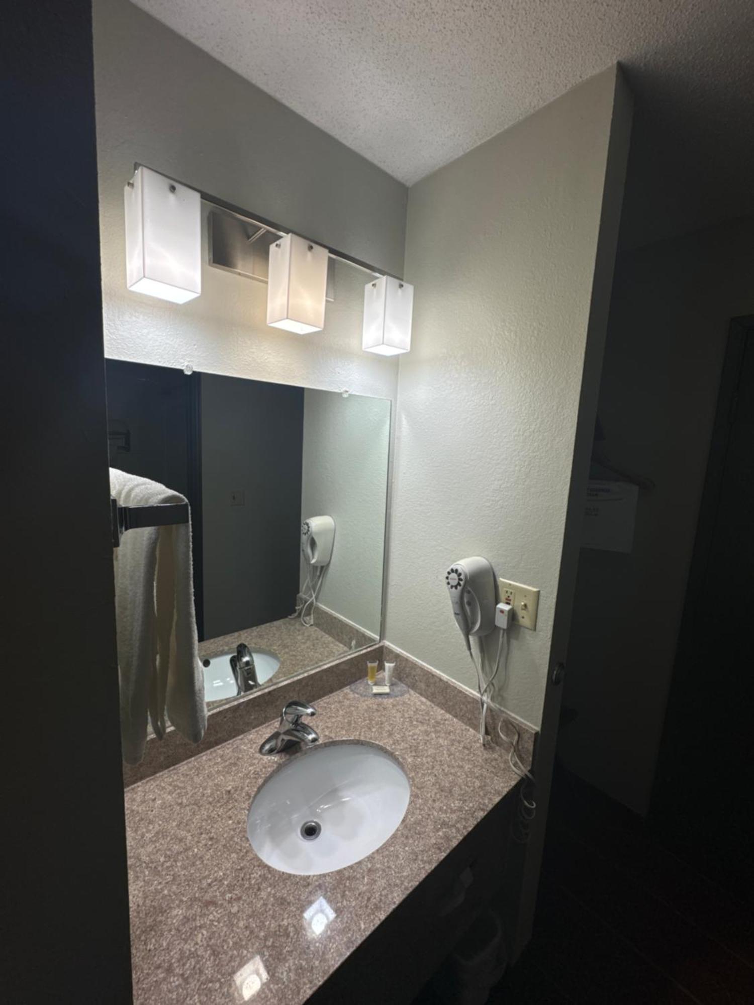 Days Inn By Wyndham Salina I-70 Εξωτερικό φωτογραφία