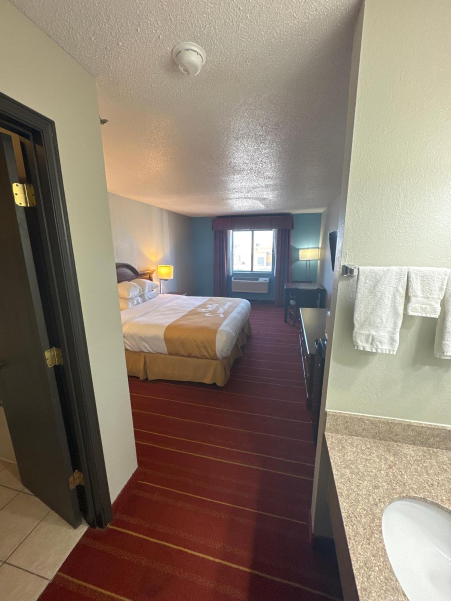 Days Inn By Wyndham Salina I-70 Εξωτερικό φωτογραφία