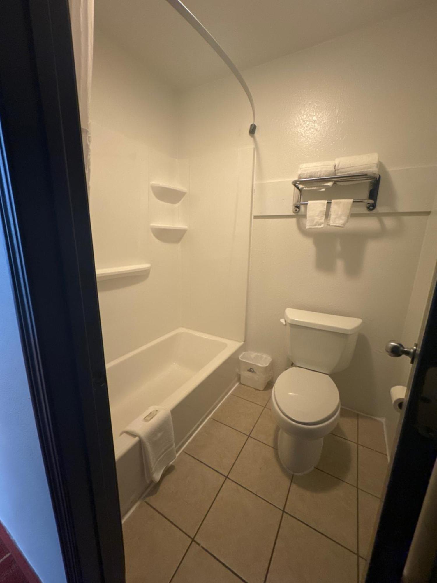 Days Inn By Wyndham Salina I-70 Εξωτερικό φωτογραφία