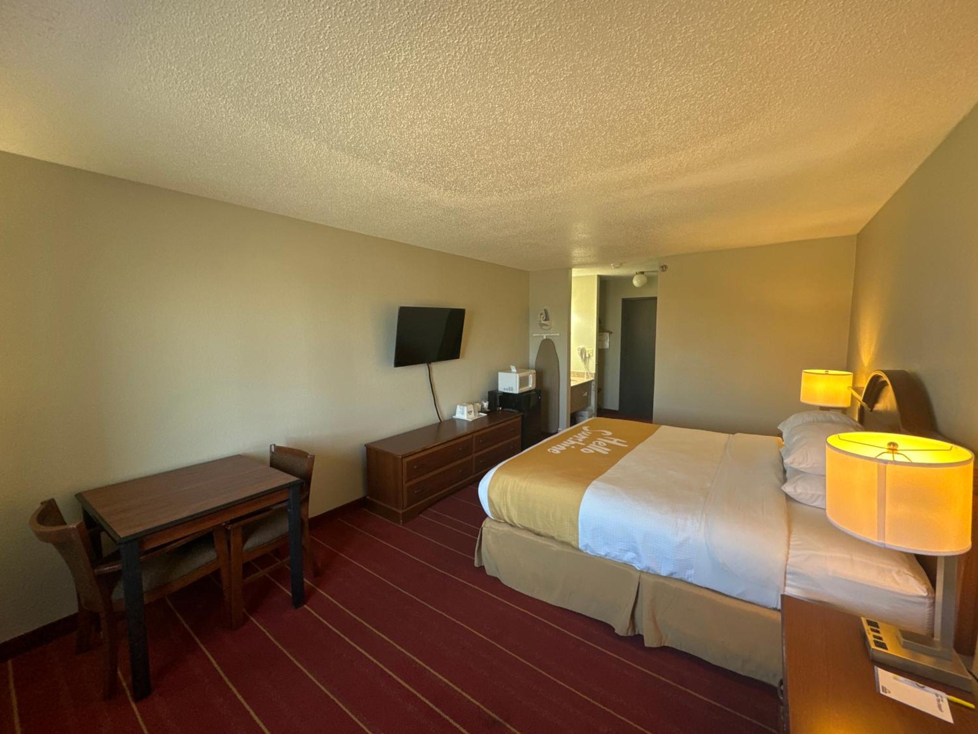 Days Inn By Wyndham Salina I-70 Εξωτερικό φωτογραφία