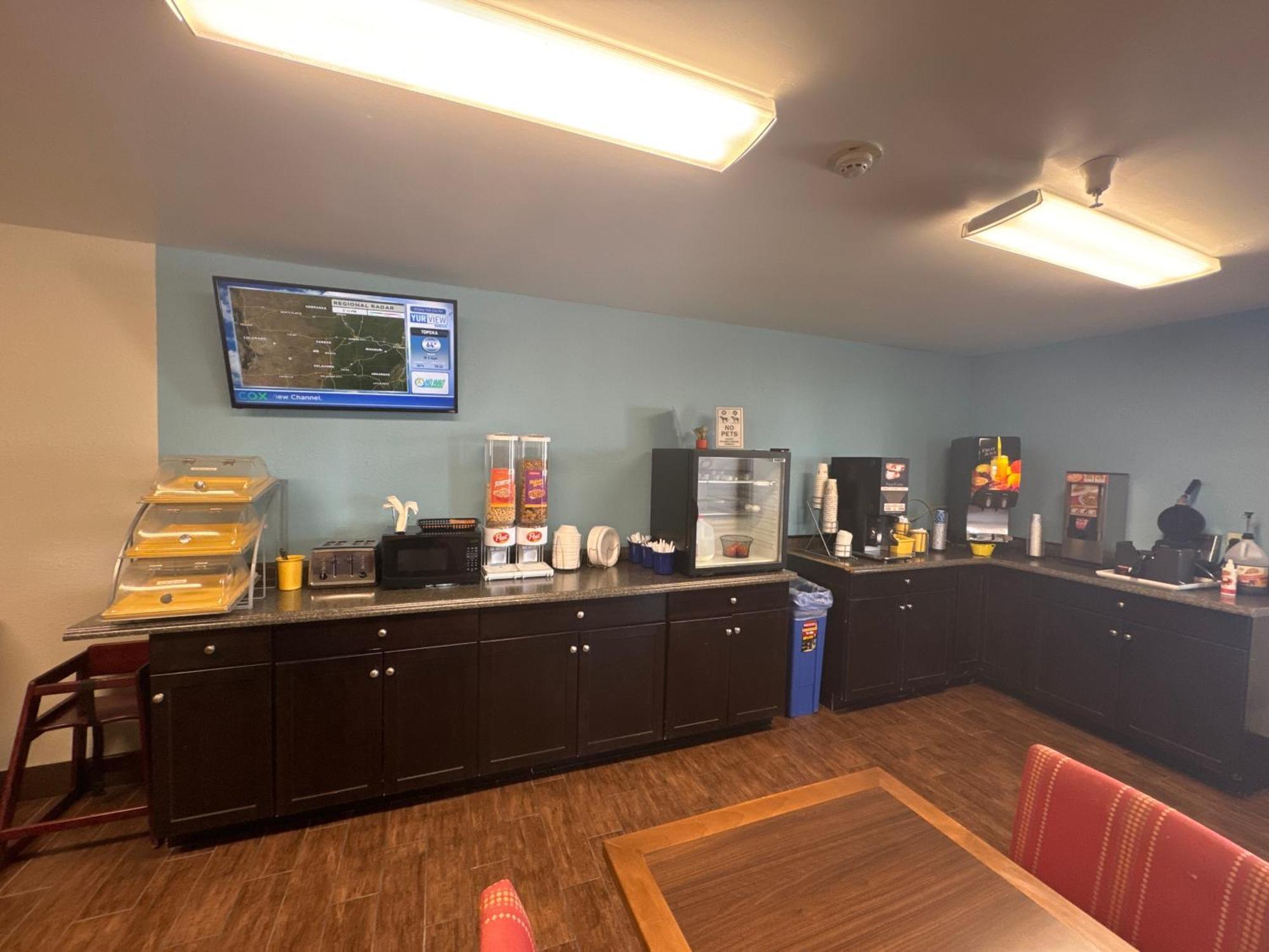 Days Inn By Wyndham Salina I-70 Εξωτερικό φωτογραφία