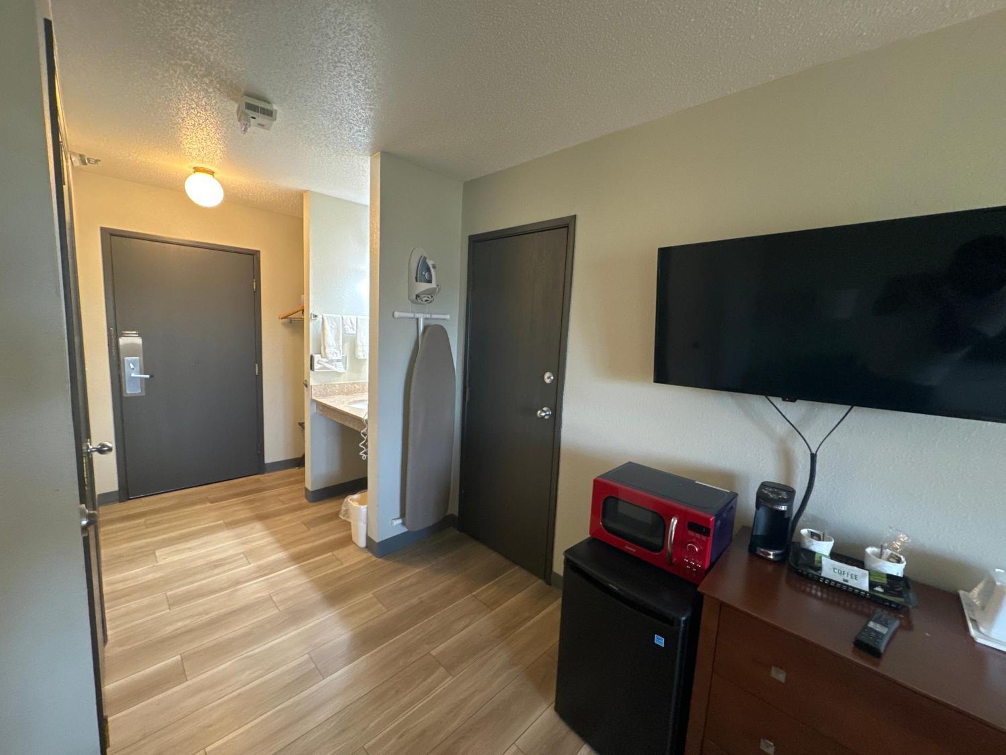 Days Inn By Wyndham Salina I-70 Εξωτερικό φωτογραφία
