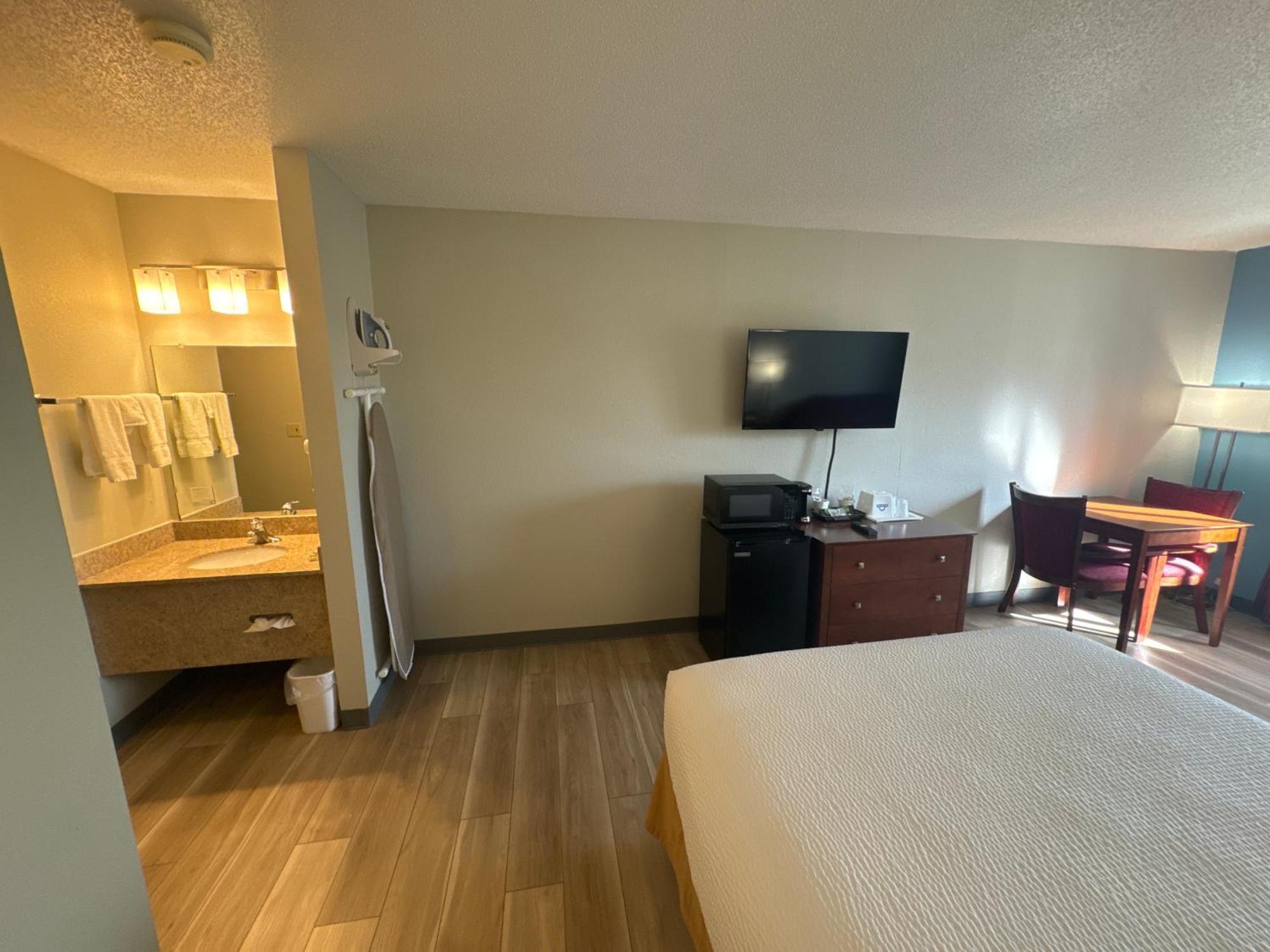 Days Inn By Wyndham Salina I-70 Εξωτερικό φωτογραφία