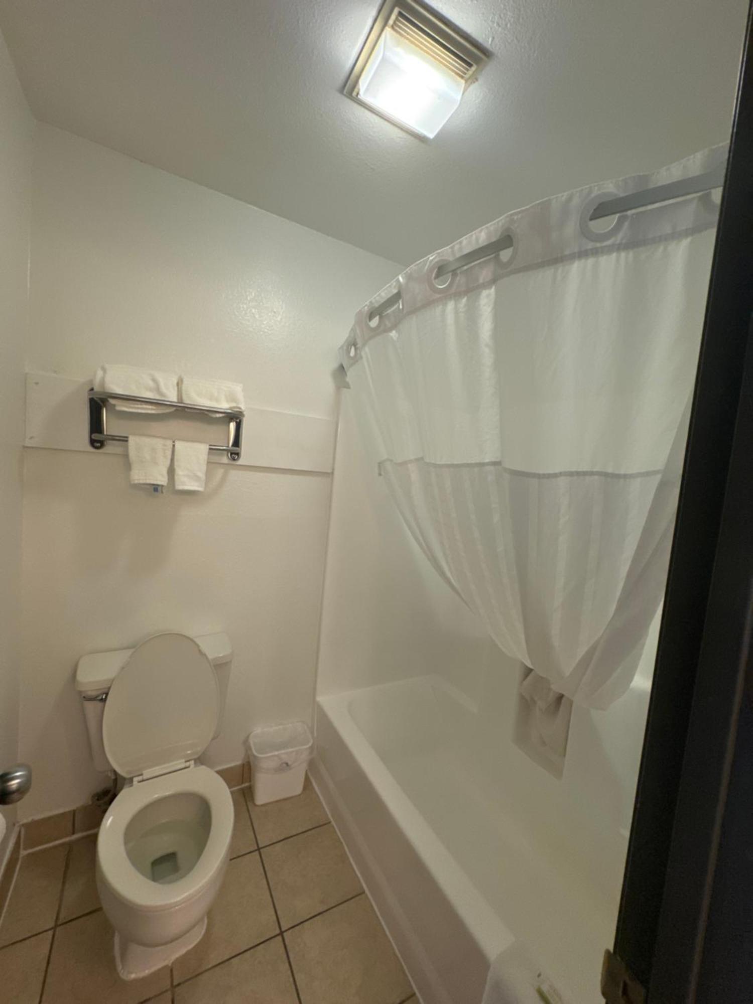 Days Inn By Wyndham Salina I-70 Εξωτερικό φωτογραφία
