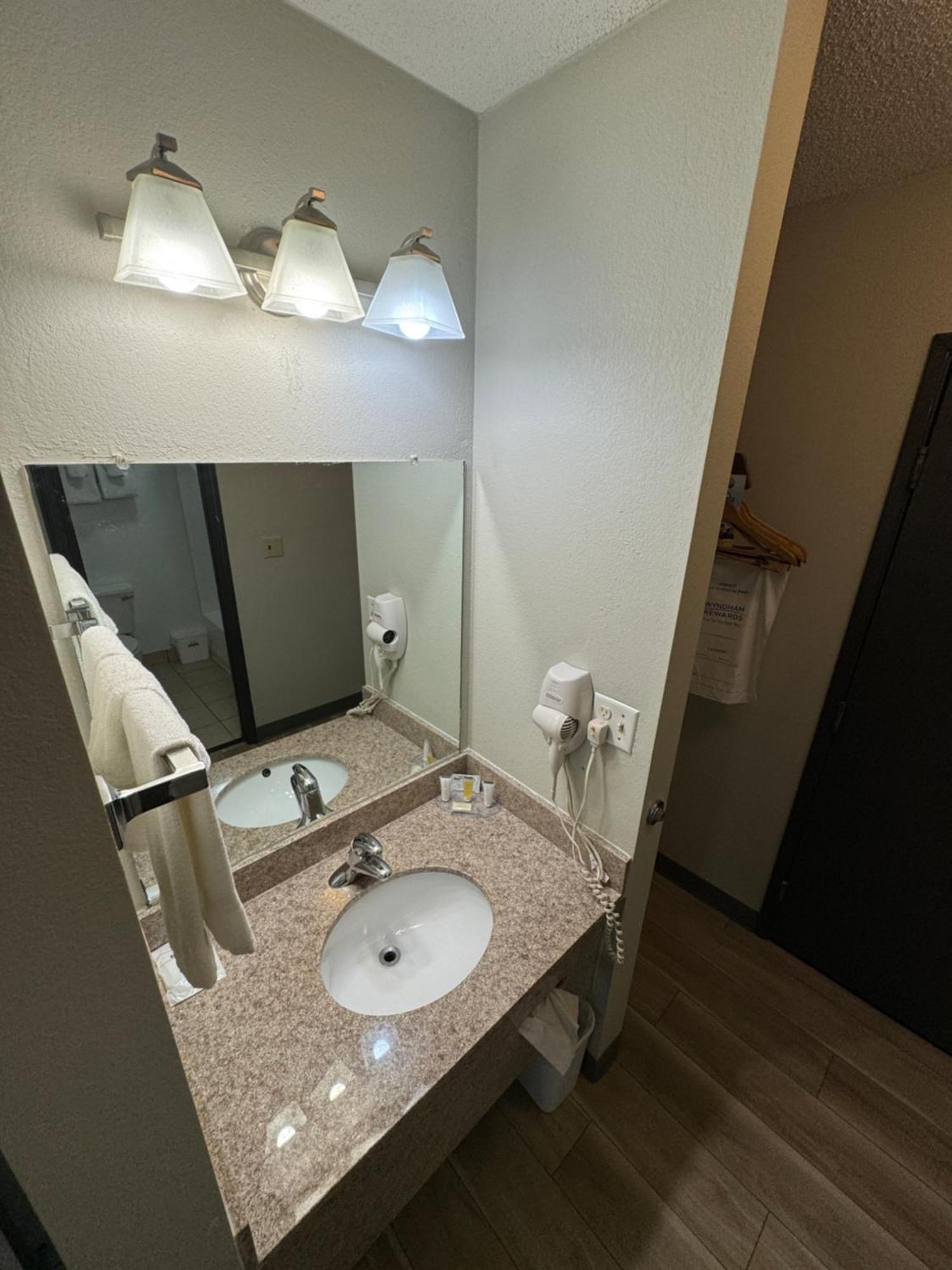 Days Inn By Wyndham Salina I-70 Εξωτερικό φωτογραφία