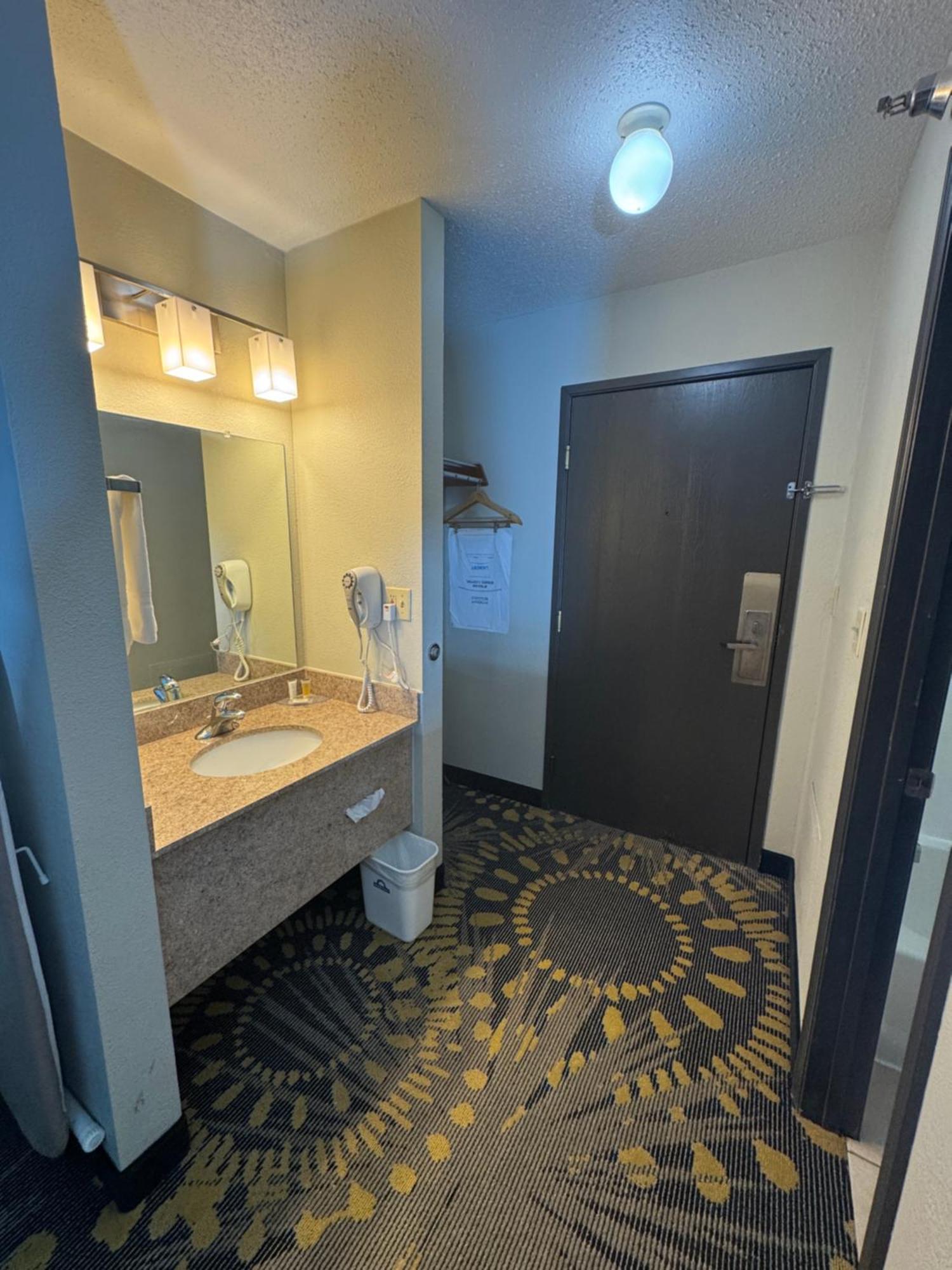 Days Inn By Wyndham Salina I-70 Εξωτερικό φωτογραφία