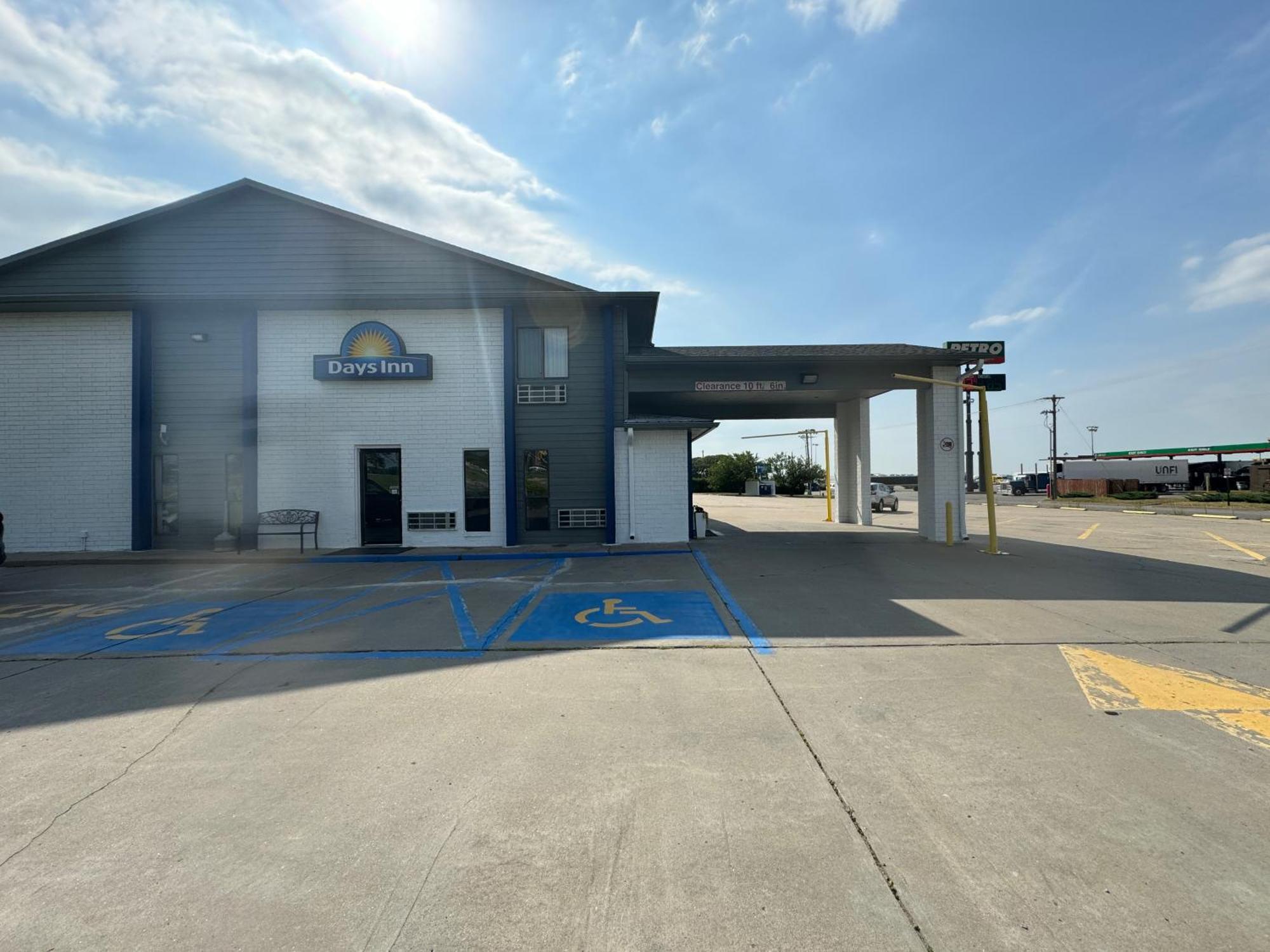Days Inn By Wyndham Salina I-70 Εξωτερικό φωτογραφία