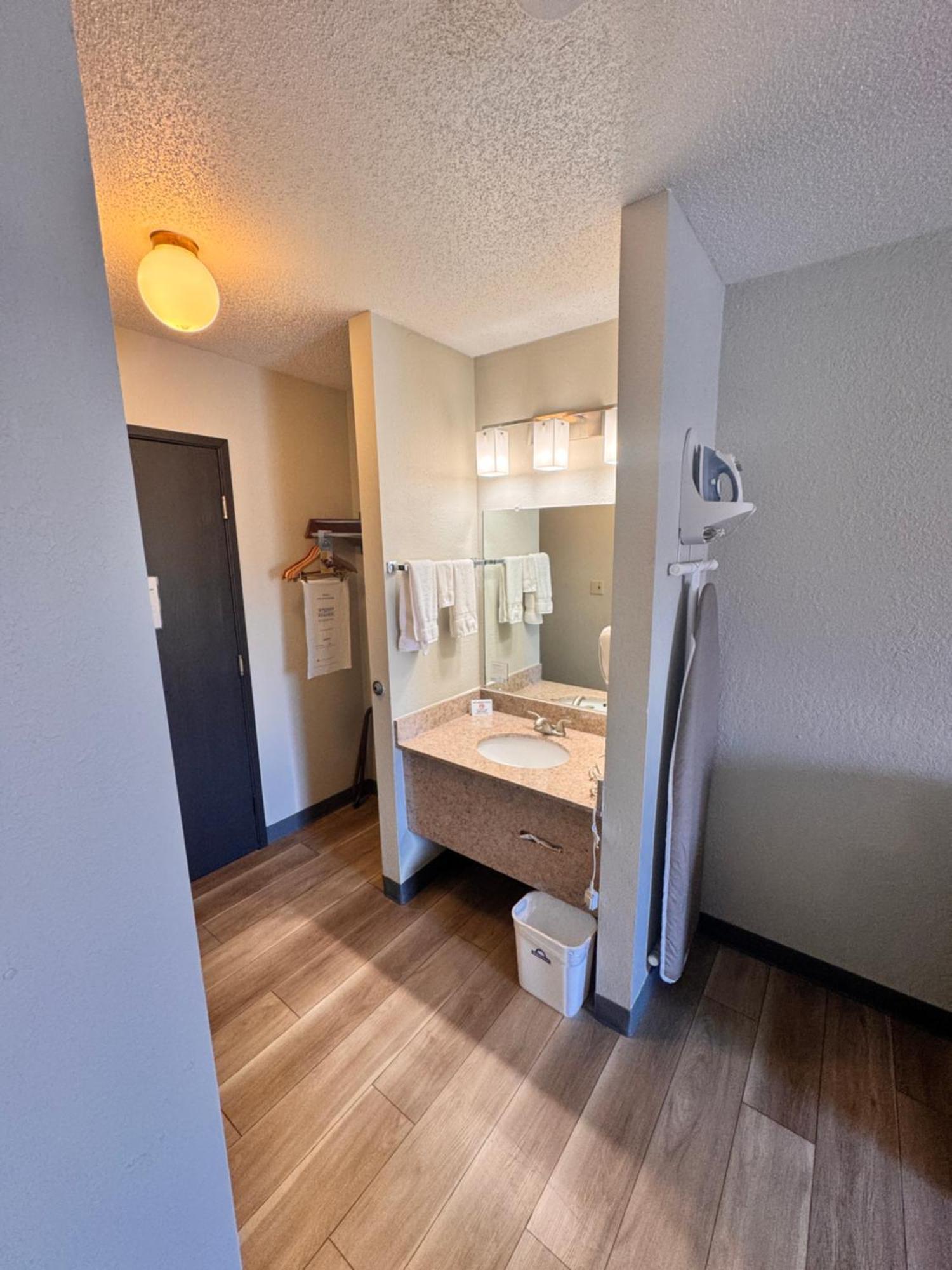 Days Inn By Wyndham Salina I-70 Εξωτερικό φωτογραφία