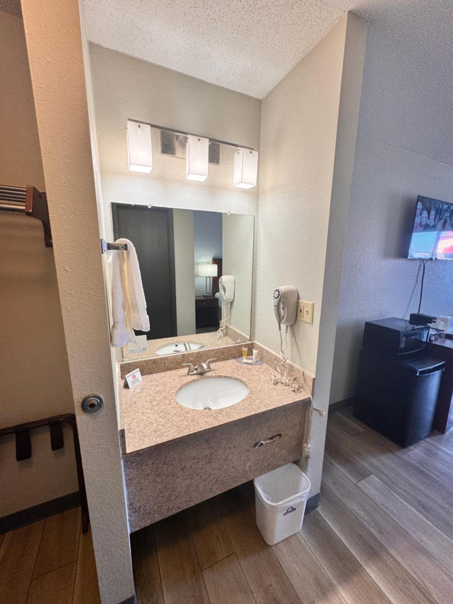 Days Inn By Wyndham Salina I-70 Εξωτερικό φωτογραφία