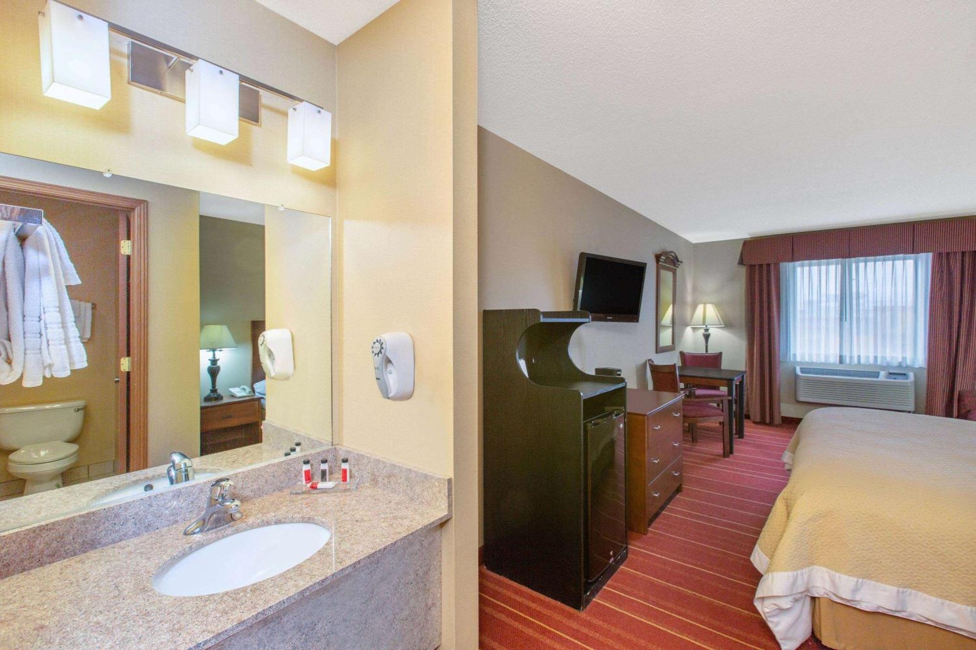 Days Inn By Wyndham Salina I-70 Εξωτερικό φωτογραφία