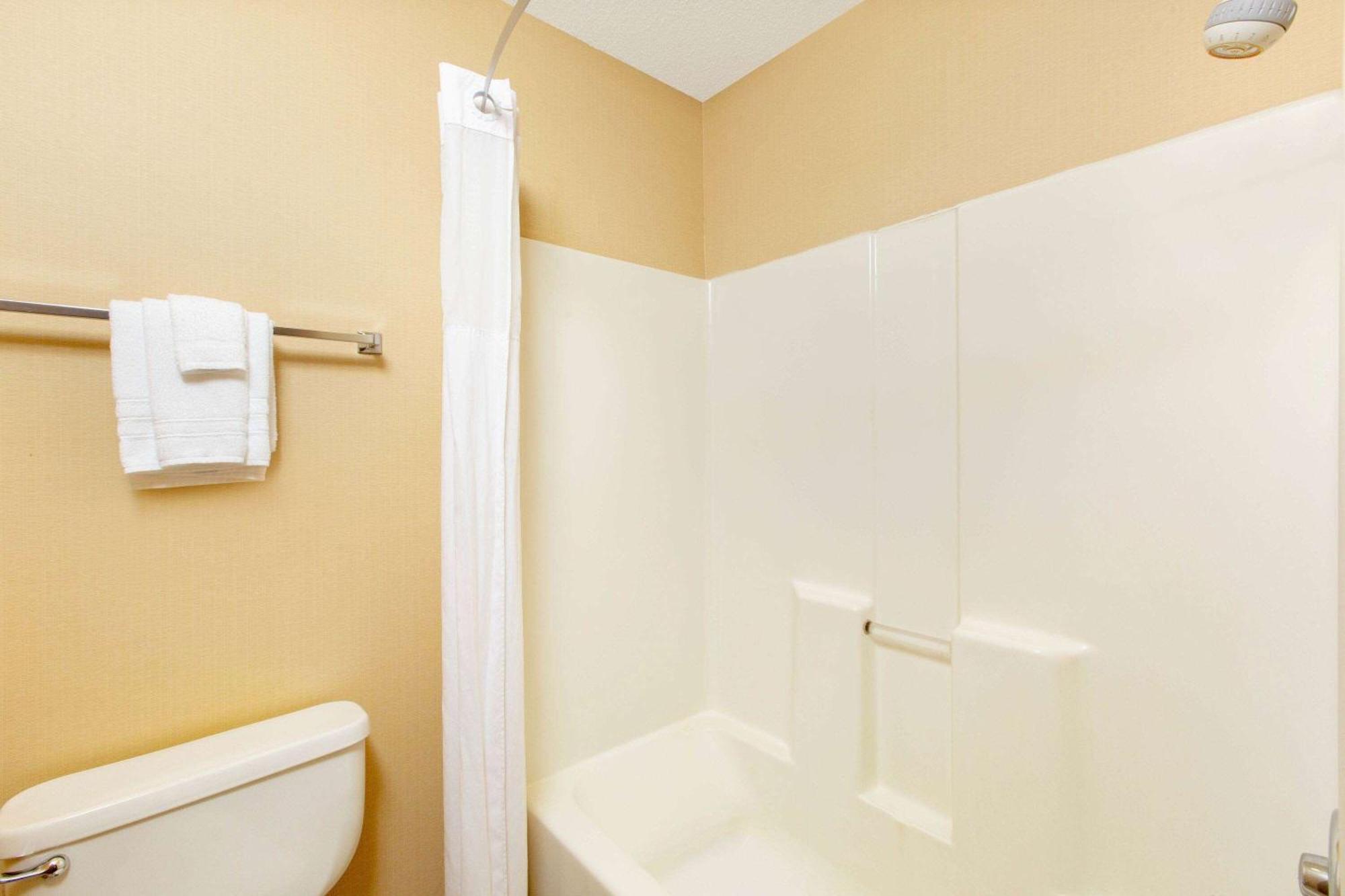 Days Inn By Wyndham Salina I-70 Εξωτερικό φωτογραφία