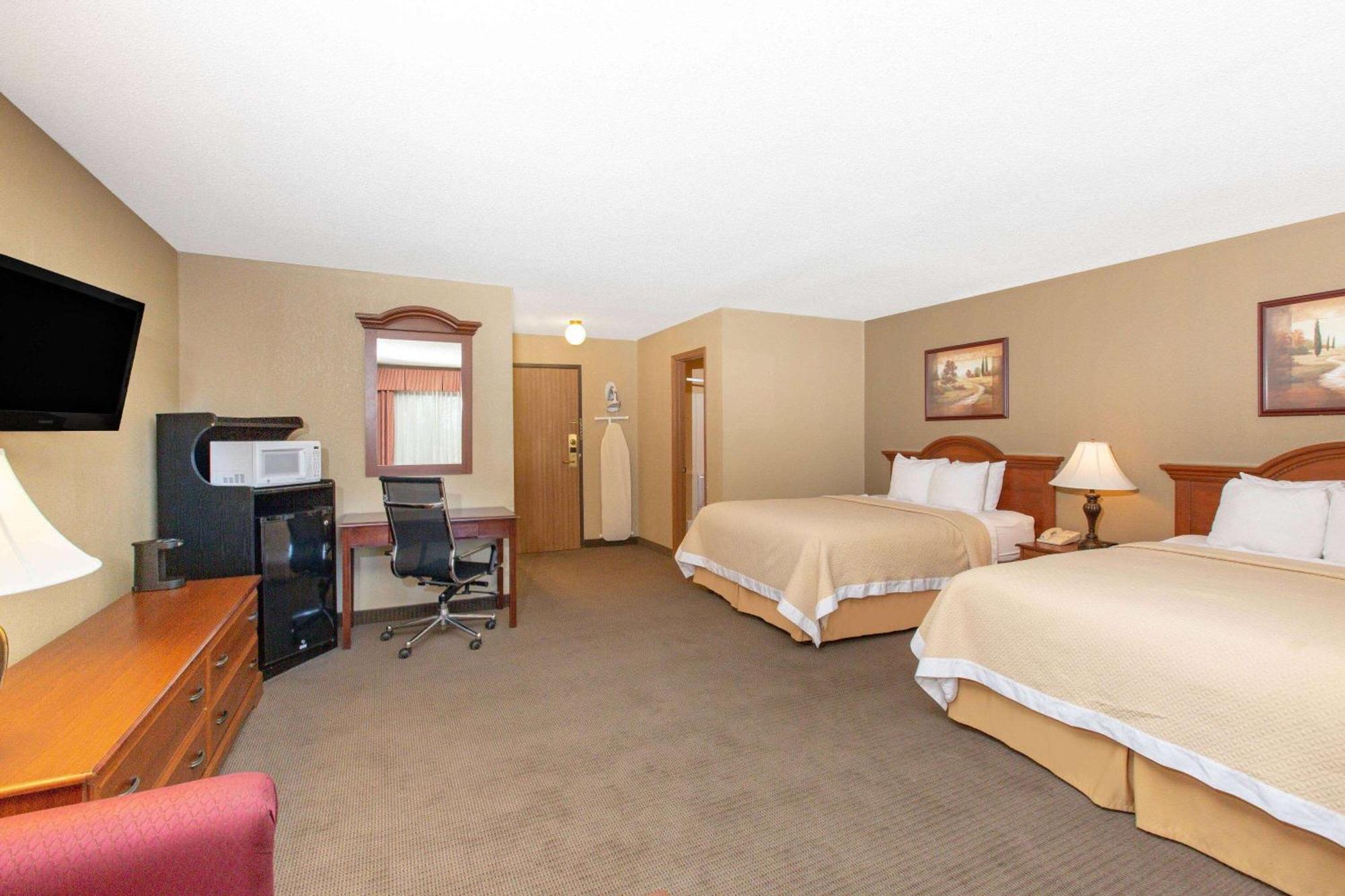 Days Inn By Wyndham Salina I-70 Εξωτερικό φωτογραφία