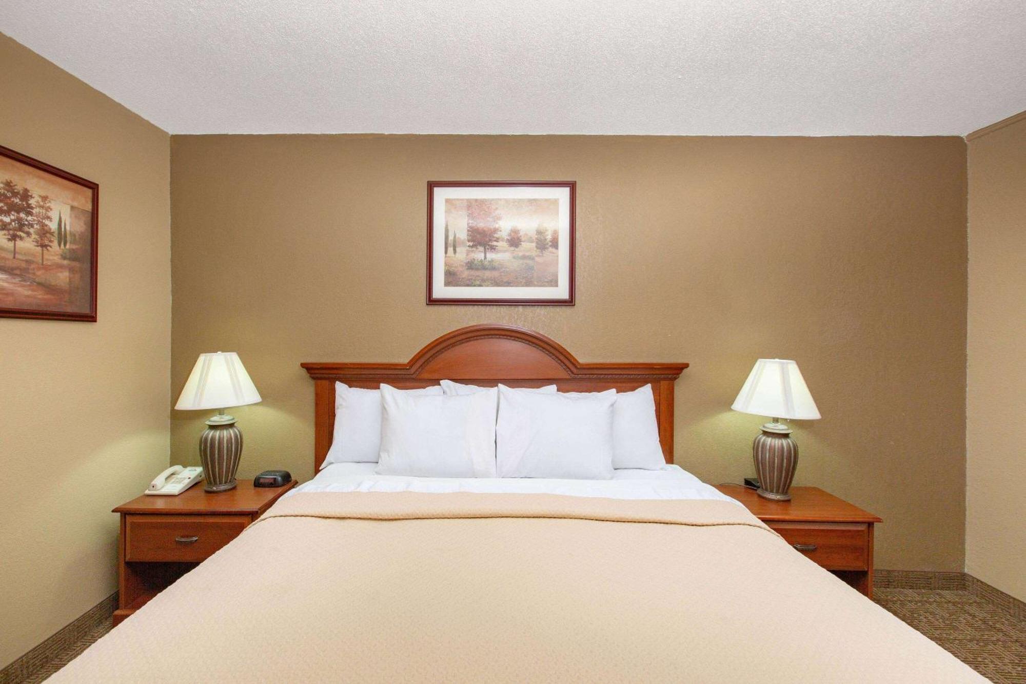 Days Inn By Wyndham Salina I-70 Εξωτερικό φωτογραφία