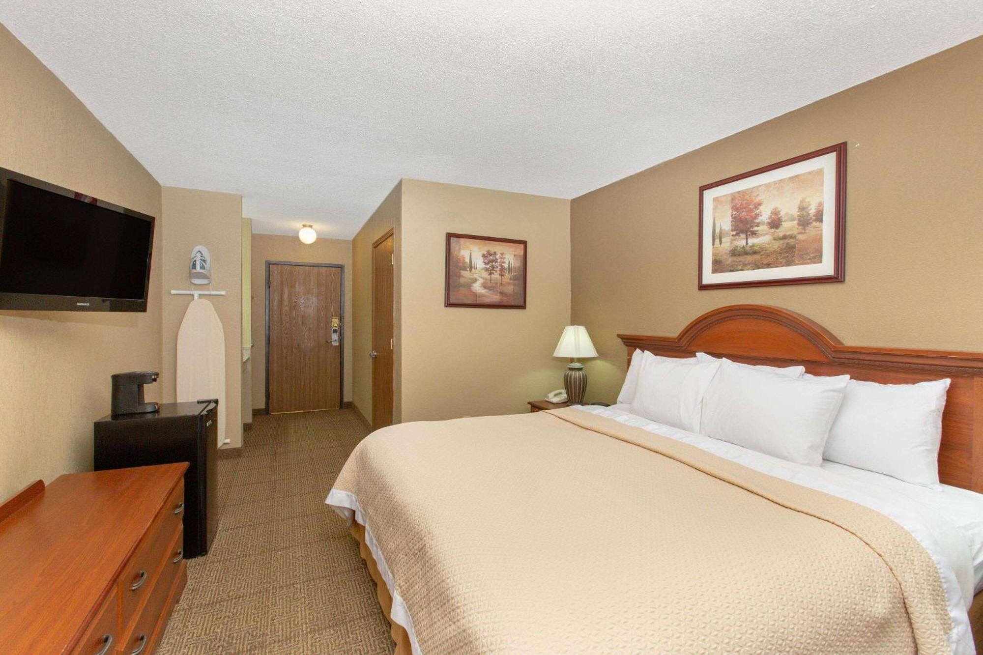 Days Inn By Wyndham Salina I-70 Εξωτερικό φωτογραφία
